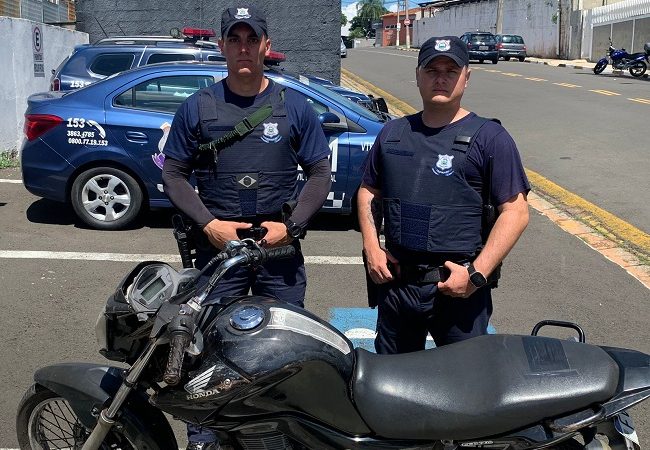 Garoto foge da viatura, bate em caminhão e fratura o pé