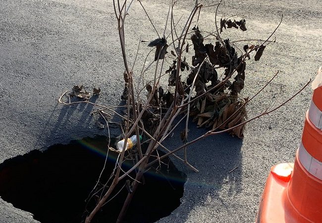 Cratera de ‘estimação’ da rua Pedro Mandato reaparece no Nosso Teto