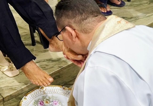 Missa do Lava Pés lota igreja de São Antônio