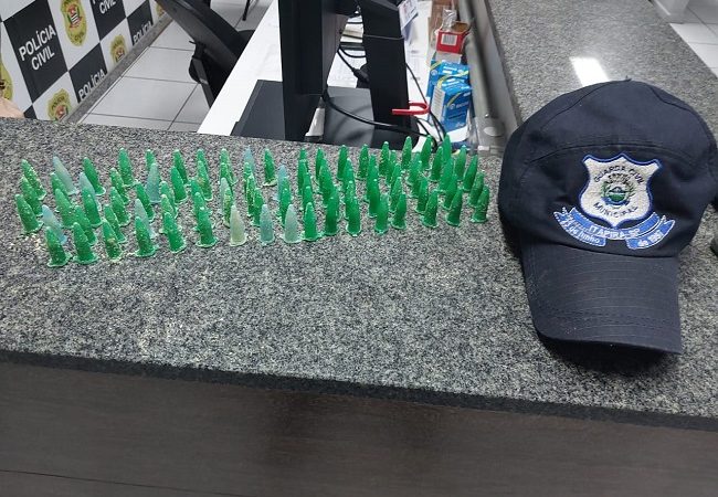 Árvore ‘recheada’ de cocaína é achada no Achiles Galdi