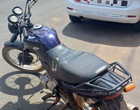 Manguaçado faz gracinha com moto na rua da Penha e acaba preso