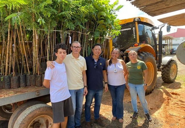 Fábrica Penha faz doação de mudas nativas para o Viveiro Municipal