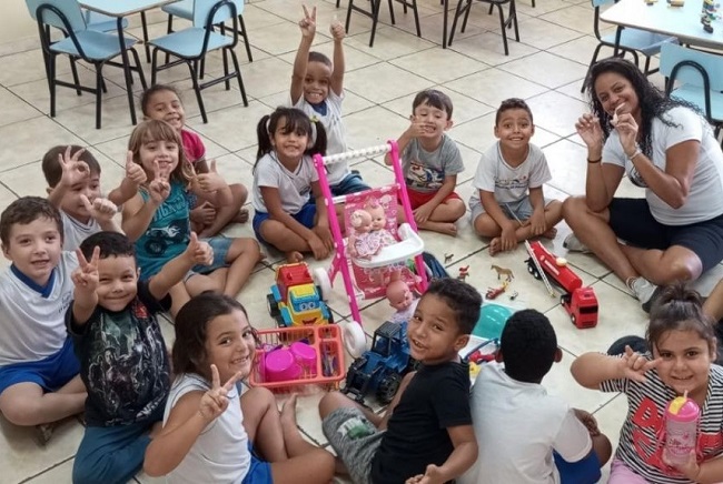 Educação entrega brinquedos novos para as Pré-Escolas municipais