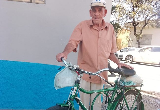 Exemplo: Seo Ambrósio pedala mais de 7 km por dia