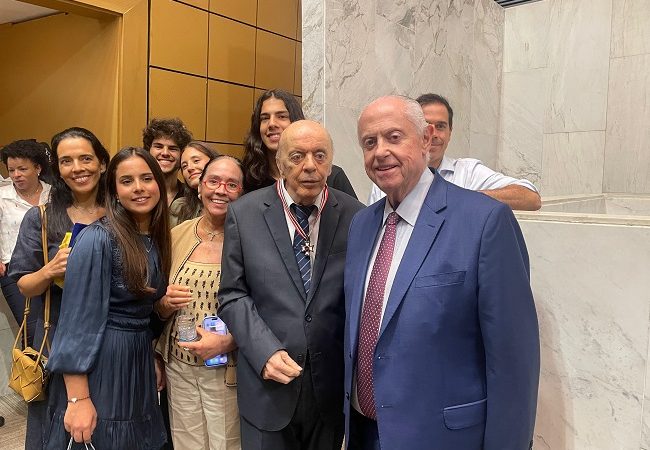 Ex-governador José Serra é condecorado na ALESP