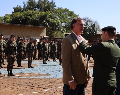 Toninho Bellini recebe medalha de honra do Exército Brasileiro
