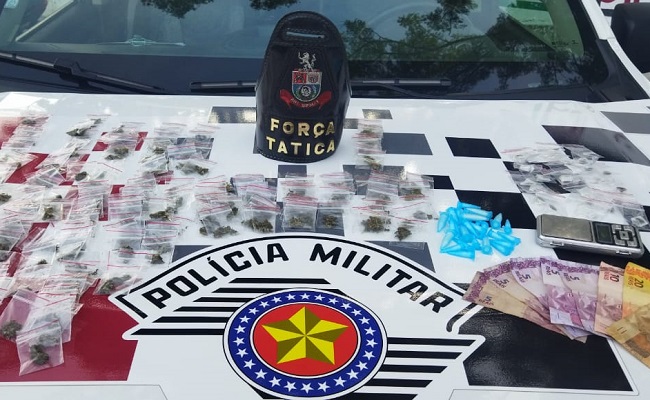 Força Tática ‘passa o rodo’ e prende 2 por tráfico de drogas