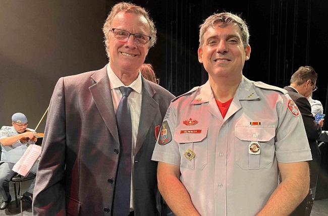 Toninho Bellini recebe medalha de honra do Corpo de Bombeiros
