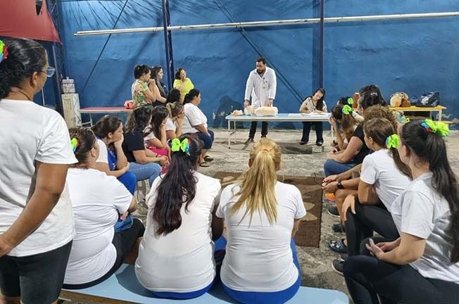 Hospital São Francisco leva à escola treinamento de primeiros socorros