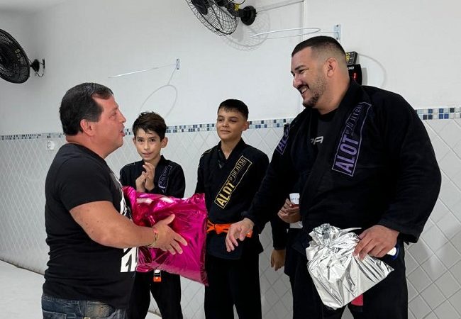 Professor Alan Salgado recebe homenagem dos alunos
