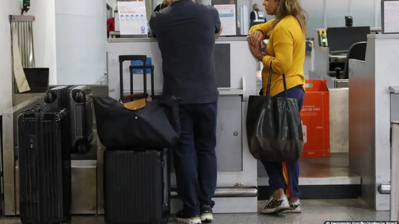 Aposentados poderão comprar passagem aérea por até R$ 200 cada trecho