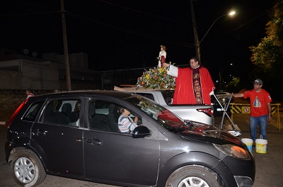 Dezenas de veículos participam da carreata e bênção