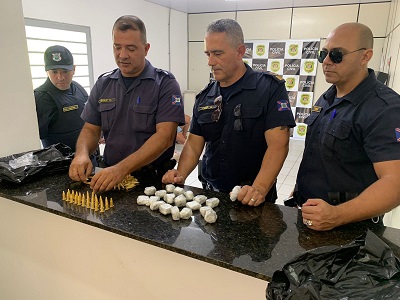 Drogas, cães, dengue e bikes ‘cabritas’: tinha de tudo na ‘Casa Amarela do Tráfico’
