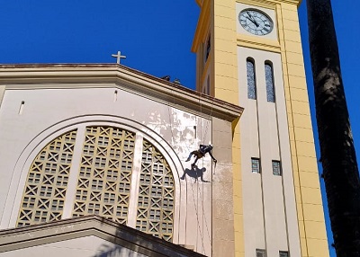 Pintura da fachada da Matriz utilizou técnica de rapel