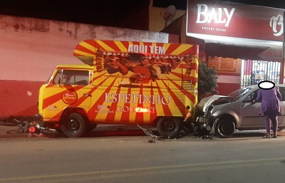 Carro desgovernado ‘espeta’ Kombi do espetinho no Macumbê
