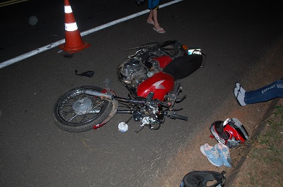 Moto bate em mula, casal cai e é arrastado por carro