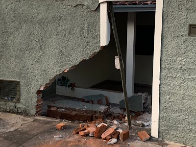 Carros colidem e um derruba muro de casa no São Vicente