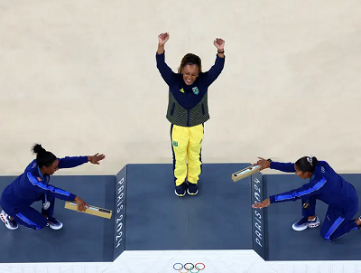 Rebeca é ouro no solo e vira maior medalhista olímpica do Brasil
