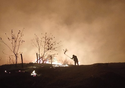 Incêndio consome sem dó área na região da Itapirinha