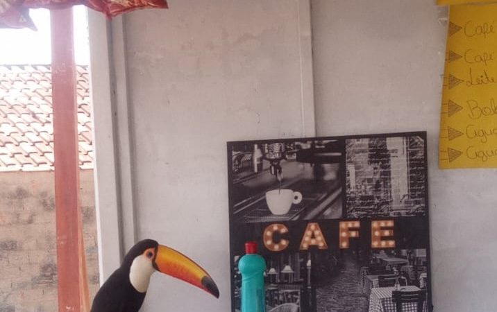 Tucano ‘gente fina’ visita barraca, come frutas e traça até Halls