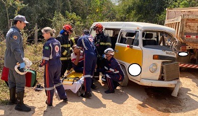 Kombi escolar acerta caminhão e deixa 4 pessoas feridas