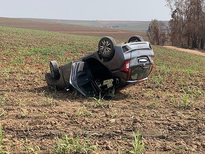 Mulher perde o controle do carro e capota na Itapira/Guaçu