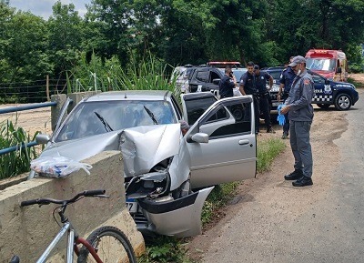 Mulher sai ferida após bater carro em ponte no Istor Luppi