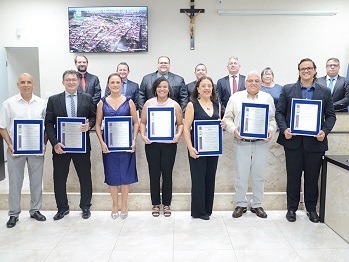 Entrega de títulos e honraria lota o plenário da Câmara
