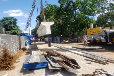 Obra da ponte Ari Wilson Cremasco recebe vigas protendidas