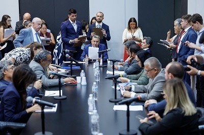 Deputados de SP aprovam proibição de celular nas escolas  