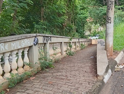 Motociclistas folgados usam passagem de pedestres como atalho na Vila Kennedy