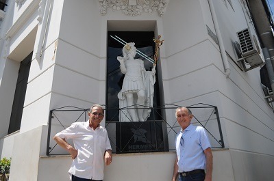 Estátua do ‘Deus do Comércio’ ganha destaque no prédio da ACEI
