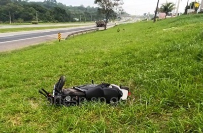 Dois jovens de Itapira morrem após moto colidir contra poste em Jaguariúna