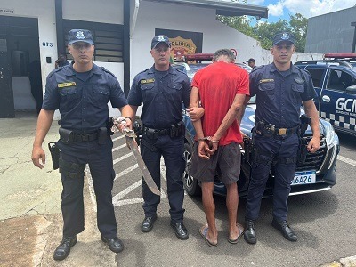 Briga termina com mulher levando golpe de facão na cabeça