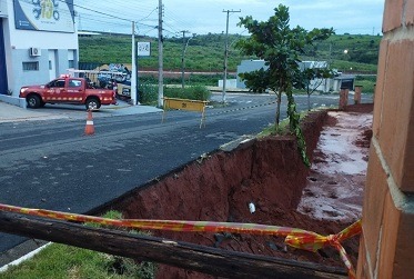 Chuvarada derruba talude de terra em terreno no Santa Bárbara