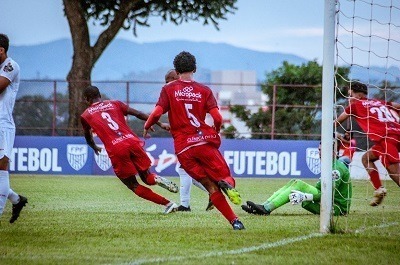 Gurizada da Vermelhinha joga bem, pressiona mas perde na Copinha