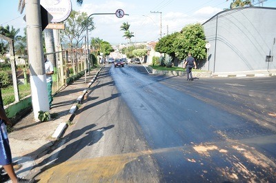 Caminhão despeja óleo de novo perto do Pegorari; pai e filho caem de moto