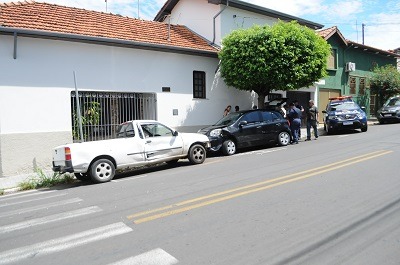 Mulher ‘roleta’ rua XV, acerta carro que bate em outro estacionado