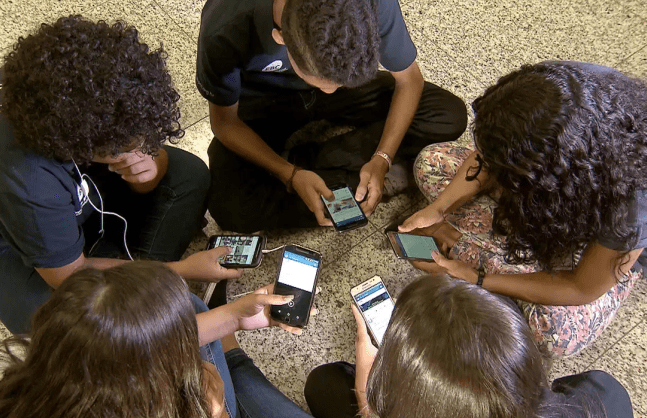 Sancionada lei que restringe uso de celular em escolas