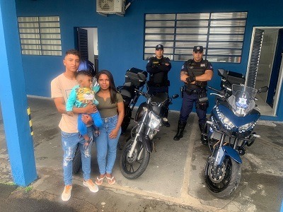 Casal se emociona ao receber da Guarda Municipal moto que havia sido furtada
