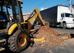 SAAE realiza obra em rede de esgoto na esquina da fábrica Penha