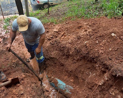 Adutora se rompe na encosta do Parque e pode afetar abastecimento