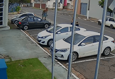 Folgado sobe em cima de carro em frente da Base da GM e acaba detido