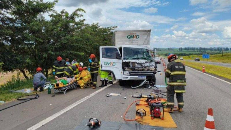 Acidente na Itapira/Mogi deixa motorista preso nas ferragens