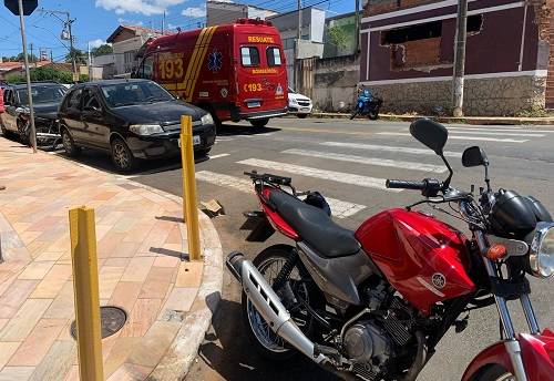 Motoboy passa reto em cruzamento e acerta carro