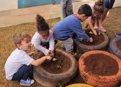 Criançada aprende e se diverte com o projeto Horta na Escola