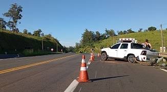 Caminhão atravessa pista, acerta caminhonete e fere duas pessoas no Trevo da Usina