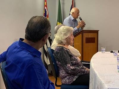 Emoção marca homenagem a Evelina Aek e Arlindo Bellini na ACEI