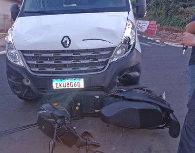 Jovem sofre escoriações após acidente entre carro e motoneta