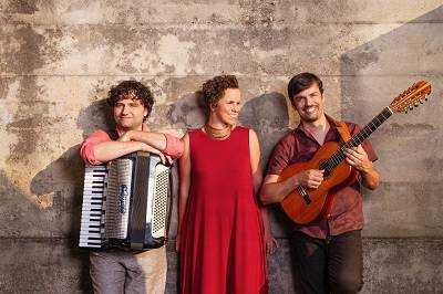 “Clássicos em Cena” recebe trio Conversa Ribeira para show gratuito em junho